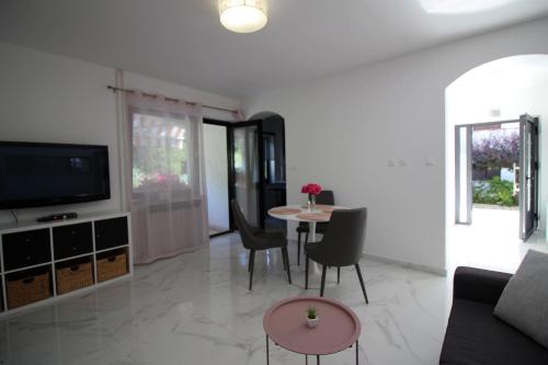 Komfortables Apartment mit privater Terrasse, Spielplatz, Grill, Liegen, Waschmaschine