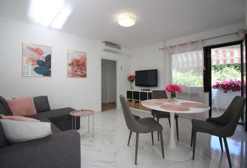 Komfortables Apartment mit privater Terrasse, Spielplatz, Grill, Liegen, Waschmaschine