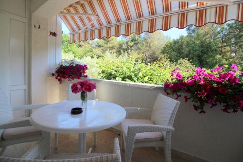 Komfortables Apartment mit privater Terrasse, Spielplatz, Grill, Liegen, Waschmaschine