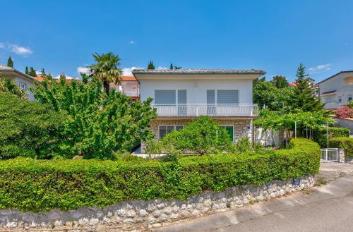 Komfortables Apartment nur 200 Meter zum Sandstrand mit Meerblick, Liegewiese, Grill