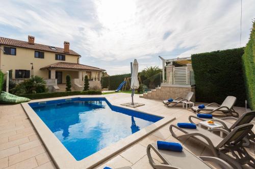 Atemberaubende Villa mit Pool, Jacuzzi, Sauna, Panoramablick, eigener Taverne, Spielplatz, Kamin