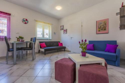 Charmantes hundefreundliches Apartment mit privatem Balkon, Spielplatz, Grill