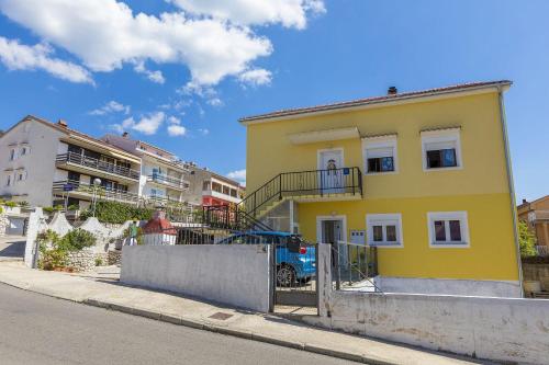 Charmantes hundefreundliches Apartment mit privatem Balkon, Spielplatz, Grill