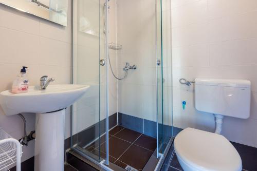 Vannituba majutusasutuses Atemberaubende Villa mit Whirlpool, Meerblick, Billard, Ping-Pong, Privatpool, Grill