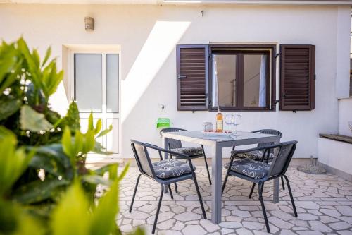 Renoviertes Apartment nur 400 Meter zum Strand mit Meerblick, Klima, Waschmaschine