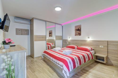 Postel nebo postele na pokoji v ubytování Traumhafte Villa nur 300 Meter zum Strand mit beheiztem Pool, Whirlpool, Kicker, Grill