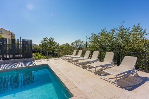 Malerisches Apartment nur 700 Meter zum Sandstrand mit herrlichem Meerblick, Pool, Grill