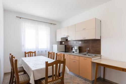 Malerisches Apartment nur 700 Meter zum Sandstrand mit herrlichem Meerblick, Pool, Grill