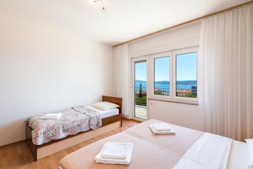 Malerisches Apartment nur 700 Meter zum Sandstrand mit herrlichem Meerblick, Pool, Grill