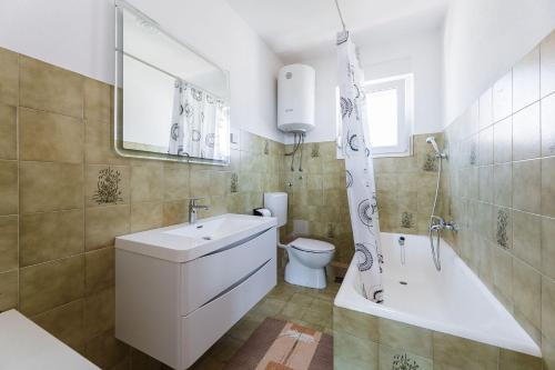 Ένα μπάνιο στο Malerisches Apartment nur 700 Meter zum Sandstrand mit herrlichem Meerblick, Pool, Grill