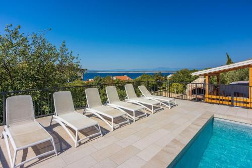 Malerisches Apartment nur 700 Meter zum Sandstrand mit herrlichem Meerblick, Pool, Grill