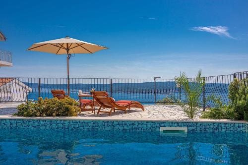 Mediterranes Apartment mit Meerblick, Privatpool, BBQ, Garage, Waschmaschine