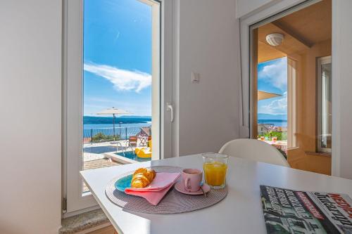 Mediterranes Apartment mit Meerblick, Privatpool, BBQ, Garage, Waschmaschine