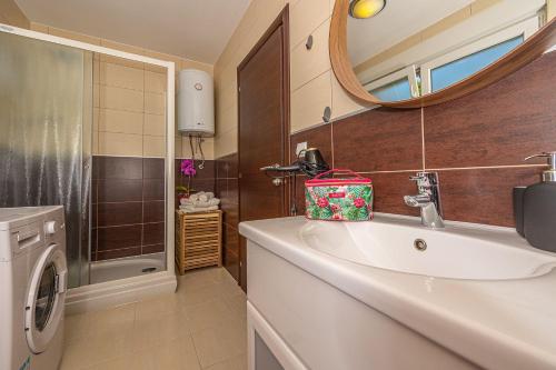 Mediterranes Apartment mit Meerblick, Privatpool, BBQ, Garage, Waschmaschine