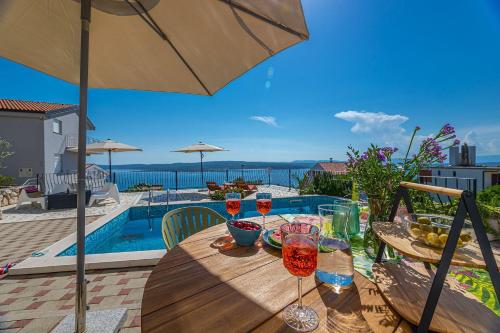 Mediterranes Apartment mit Meerblick, Privatpool, BBQ, Garage, Waschmaschine