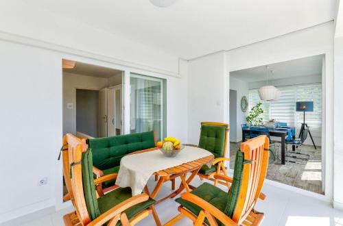 Renoviertes, modernes Apartment nur 200 Meter zum Strand mit Meerblick, Waschmaschine, Grill