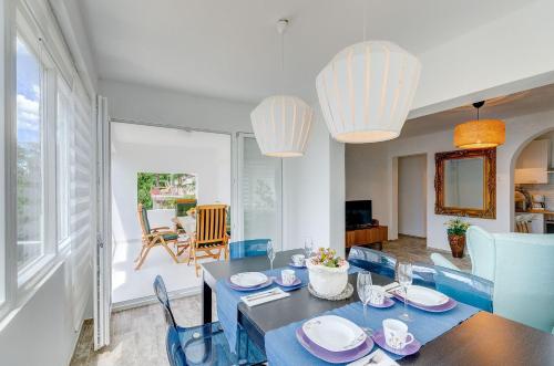 Renoviertes, modernes Apartment nur 200 Meter zum Strand mit Meerblick, Waschmaschine, Grill