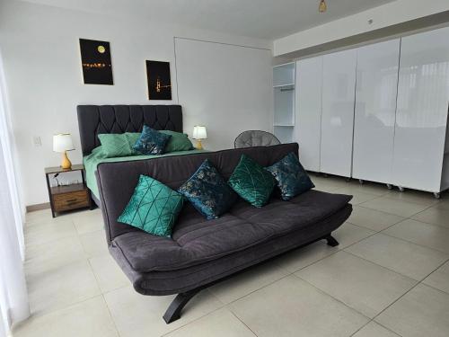 Χώρος καθιστικού στο Tropical Vista iFreses, 2nd floor! AC, TV and Pool