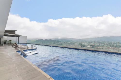 Πισίνα στο ή κοντά στο Tropical Vista iFreses, 2nd floor! AC, TV and Pool