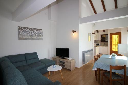 Charmantes Apartment mit privatem Balkon, Privatparkplatz, WiFi und nur 700 Meter zum Strand
