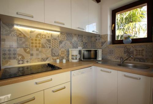 Charmantes Apartment mit privatem Balkon, Privatparkplatz, WiFi und nur 700 Meter zum Strand