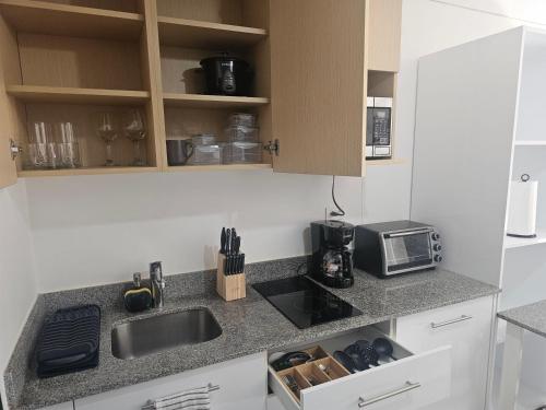 Η κουζίνα ή μικρή κουζίνα στο Tropical Vista iFreses, 2nd floor! AC, TV and Pool