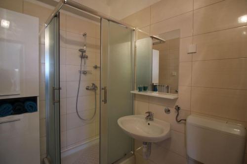 Charmantes Apartment mit privatem Balkon, Privatparkplatz, WiFi und nur 700 Meter zum Strand