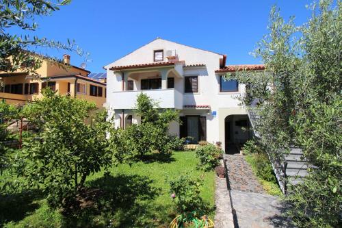 Charmantes Apartment mit privatem Balkon, Privatparkplatz, WiFi und nur 700 Meter zum Strand