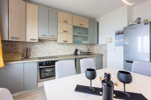 Charmantes Apartment nur 650 Meter zum Sandstrand mit zwei privaten Balkonen und Meerblick