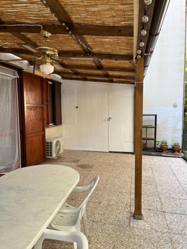 ソルソにあるCasa Chayaのテーブルと椅子が備わる空き部屋