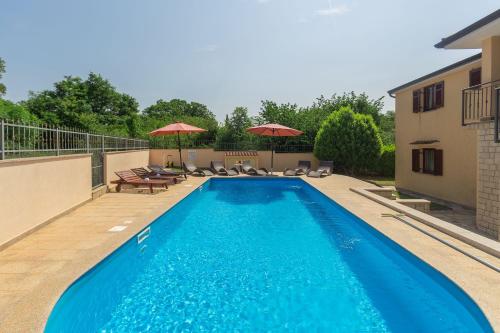 Mediterranes Apartment nur 200 Meter zum Strand mit Pool, Grillbereich, privater Terrasse, WiFi