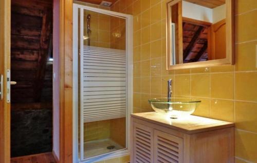 une salle de bain avec un lavabo et un miroir dans l'établissement La Maison d'Aimée, à Vielle-Aure