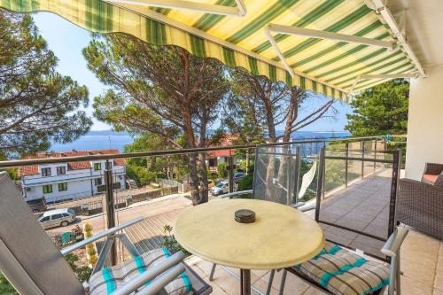 Komfortables Apartment nur 200 Meter zum Strand mit Meerblick, privatem Balkon mit Liegen