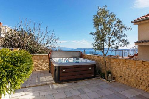 Faszinierendes Ferienhaus nur 500 Meter zum Strand mit Meerblick, Whirlpool, Grill