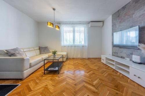 Herrliches Apartment nur 600 Meter zum Strand mit Meerblick, Pool, Grill, Waschmaschine