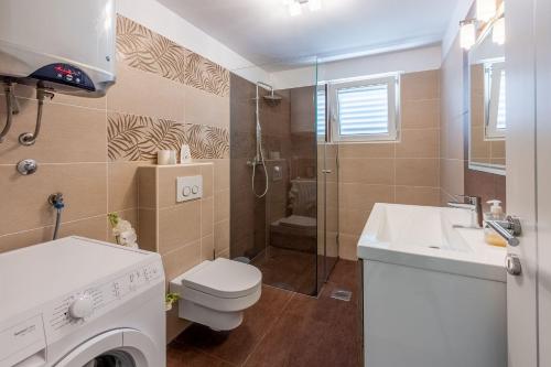 Ένα μπάνιο στο Herrliches Apartment nur 600 Meter zum Strand mit Meerblick, Pool, Grill, Waschmaschine