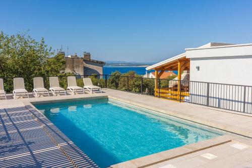 Herrliches Apartment nur 600 Meter zum Strand mit Meerblick, Pool, Grill, Waschmaschine