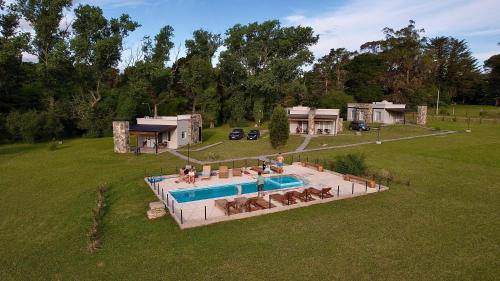 an aerial view of a house with a swimming pool at Cabañas El Rincon in Tandil