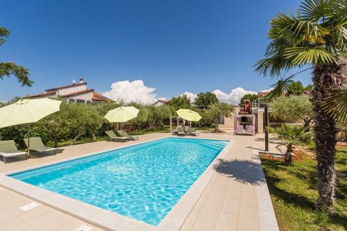 Helles Apartment nur 250 Meter zum Strand mit Meerblick, Pool, Grill, Waschmaschine