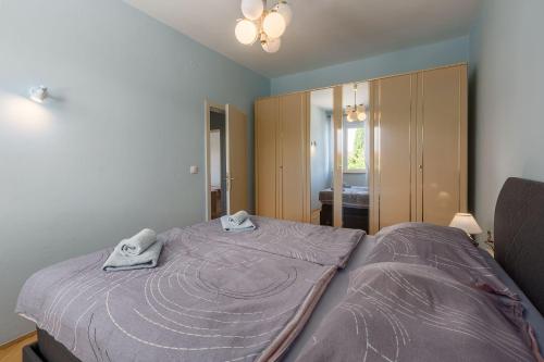 Helles Apartment nur 250 Meter zum Strand mit Meerblick, Pool, Grill, Waschmaschine