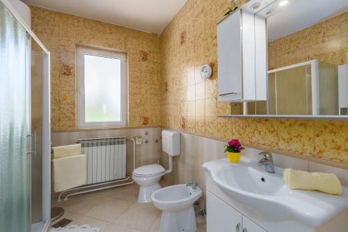 Helles Apartment nur 250 Meter zum Strand mit Meerblick, Pool, Grill, Waschmaschine