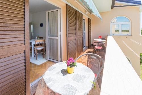 Helles Apartment nur 250 Meter zum Strand mit Meerblick, Pool, Grill, Waschmaschine