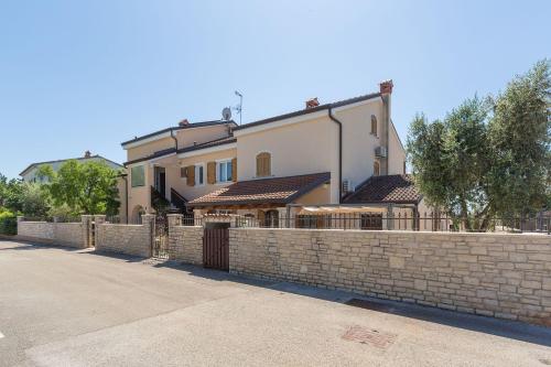 Helles Apartment nur 250 Meter zum Strand mit Meerblick, Pool, Grill, Waschmaschine