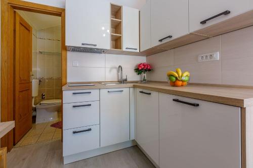 Kuchyň nebo kuchyňský kout v ubytování Bezauberndes Studio nur 100 Meter zum Strand mit Sauna, Whirlpool, Meerblick, WiFi