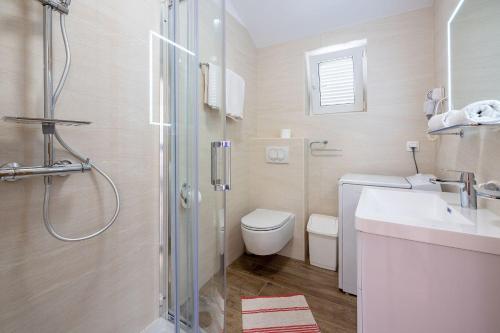 Koupelna v ubytování Faszienierendes Apartment nur 100 Meter zum Strand mit Jacuzzi, Sauna, Meerblick