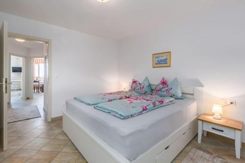 Idyllisches Apartment nur 250 Meter zum Strand mit Pool, Meerblick, Grillbereich, Liegen
