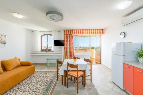 Idyllisches Apartment nur 250 Meter zum Strand mit Pool, Meerblick, Grillbereich, Liegen
