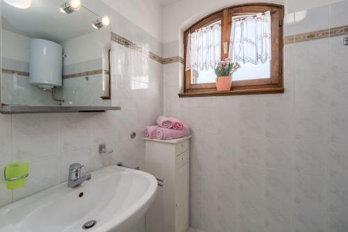 Idyllisches Apartment nur 250 Meter zum Strand mit Pool, Meerblick, Grillbereich, Liegen