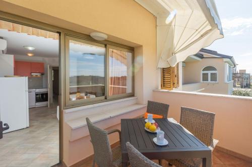 Idyllisches Apartment nur 250 Meter zum Strand mit Pool, Meerblick, Grillbereich, Liegen