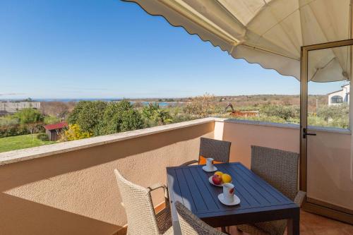 Idyllisches Apartment nur 250 Meter zum Strand mit Pool, Meerblick, Grillbereich, Liegen